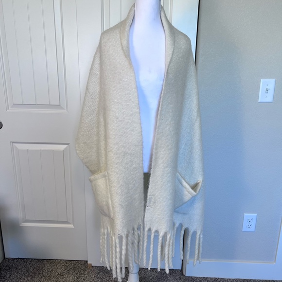 Steve Madden Blanket Oversized Fringe Pockets Shawl Scarf - Picture 6 of 8
